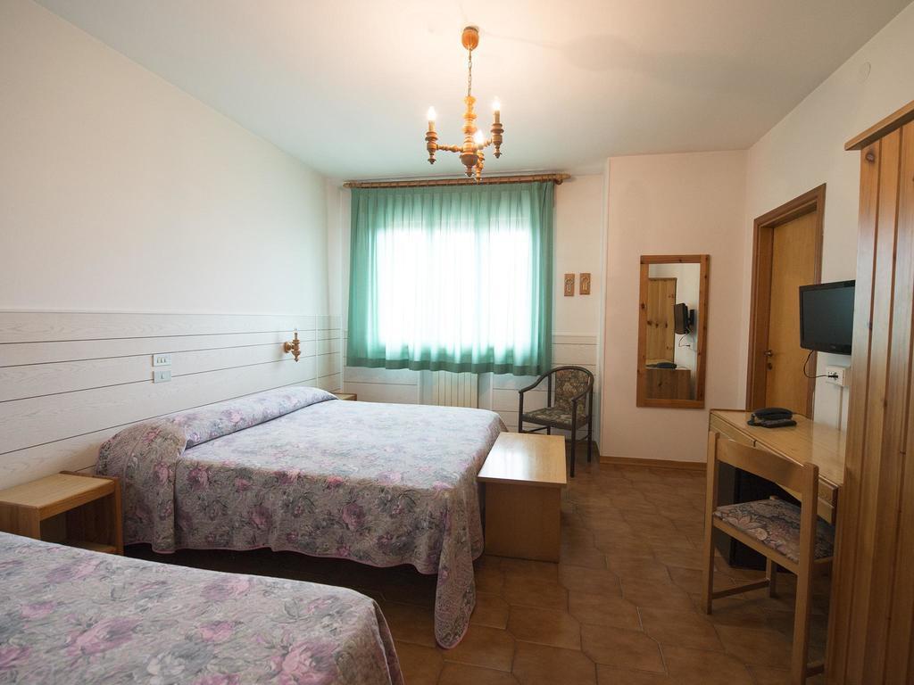 Hotel Galliano Forlì Стая снимка