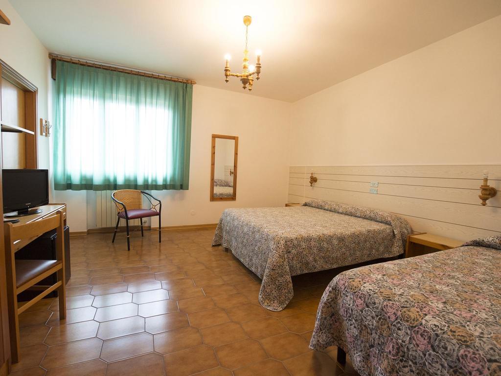 Hotel Galliano Forlì Стая снимка